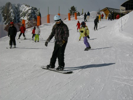 Maxime aime faire du snowboard